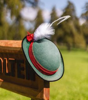 Primo piano di una donna che indossa un costume tradizionale